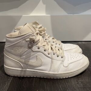 Air Jordan 1 Mid ‘Triple white’